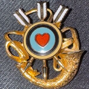 Joan Rivers Gold Heart Target Brooch – Horn & Arrows – Vintage QVC – 1.5”